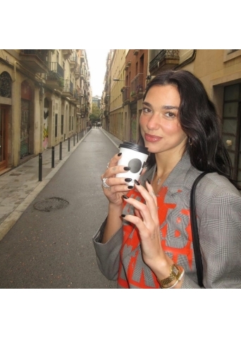 DUA LIPA SHINES IN XULY.BËT DURING BARCELONA GETAWAY